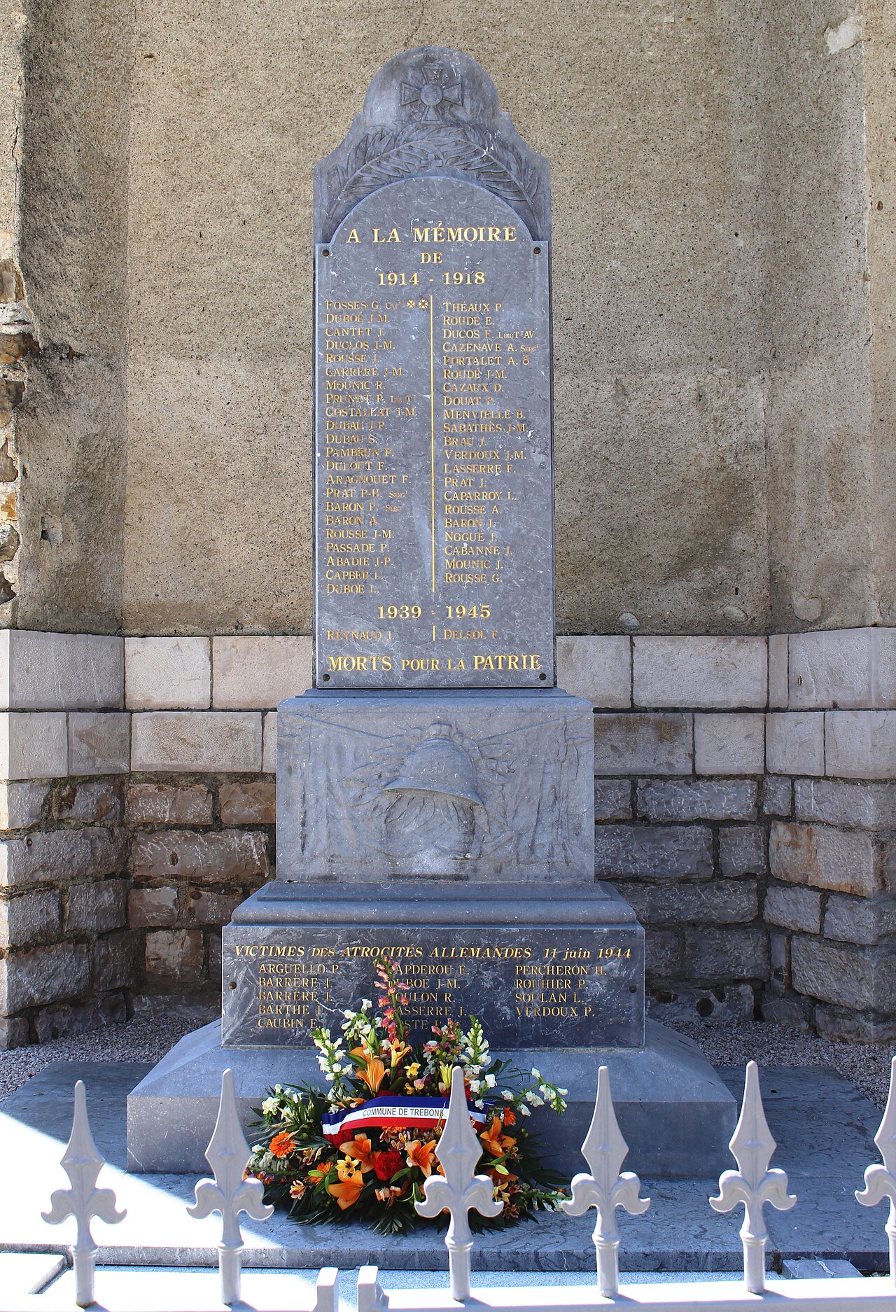 Le monument aux morts municipal.